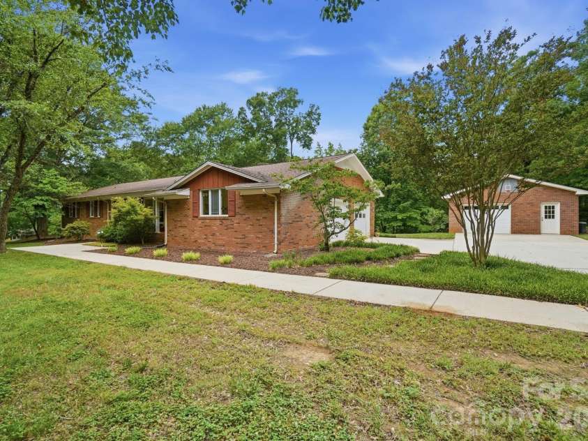 201 Hickory Hill Lane, Stanley, NC 28164.  MLS# CAR4387787, YatesRealty ID 26425. 