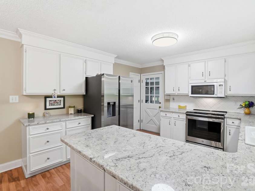 201 Hickory Hill Lane, Stanley, NC 28164.  MLS# CAR4387787, YatesRealty ID 26425. Beautiful Granite Countertops