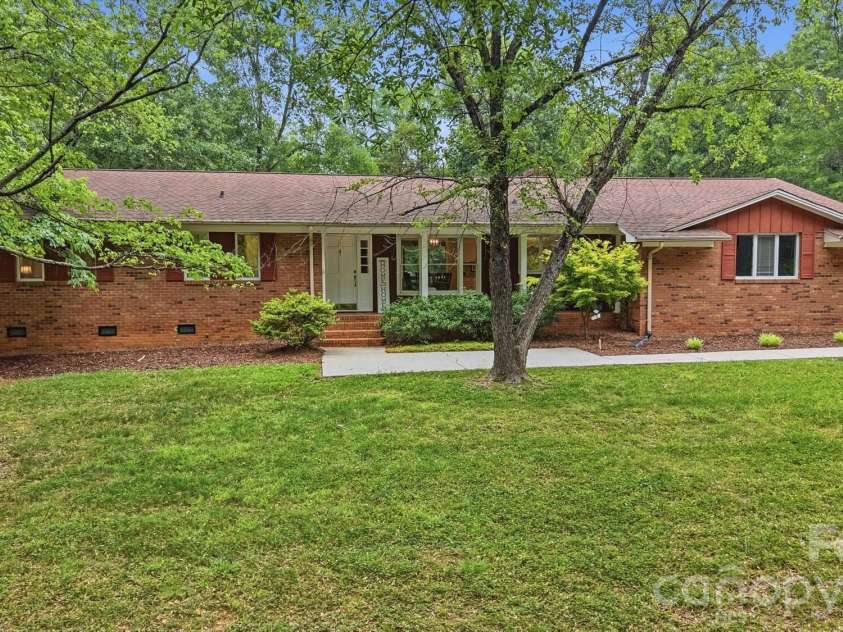 201 Hickory Hill Lane, Stanley, NC 28164.  MLS# CAR4387787, YatesRealty ID 26425. Inviting Brick Ranch