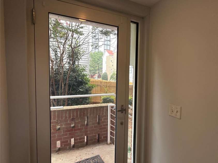 291 Mcdonald Avenue, Charlotte, NC 28203.  MLS# CAR4282218, YatesRealty ID 26427. 