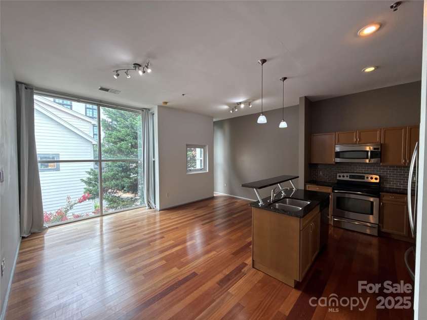 291 Mcdonald Avenue, Charlotte, NC 28203.  MLS# CAR4282218, YatesRealty ID 26427. 