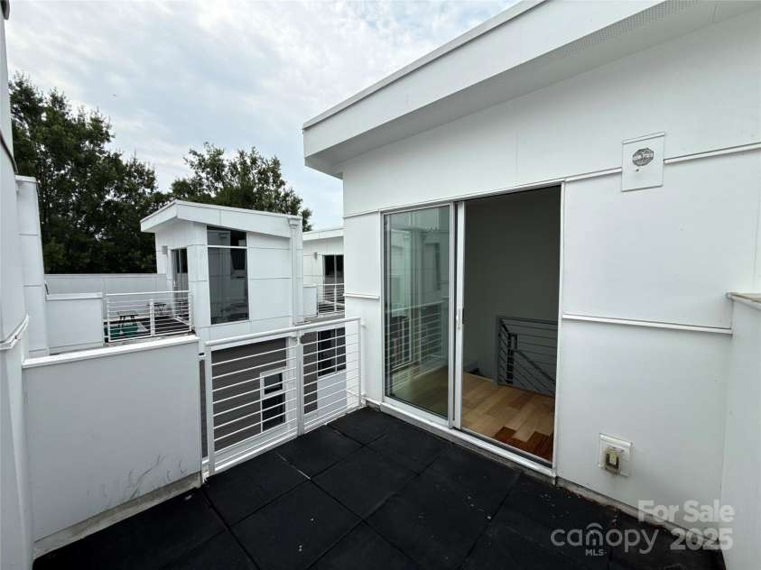 291 Mcdonald Avenue, Charlotte, NC 28203.  MLS# CAR4282218, YatesRealty ID 26427. 