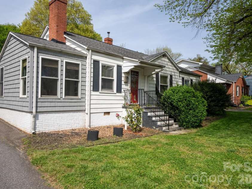 1339 11th Street, Hickory, NC 28601.  MLS# CAR4356709, YatesRealty ID 26428. 