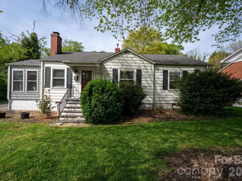 1339 11th Street, Hickory, NC 28601.  MLS# CAR4356709, YatesRealty ID 26428. 