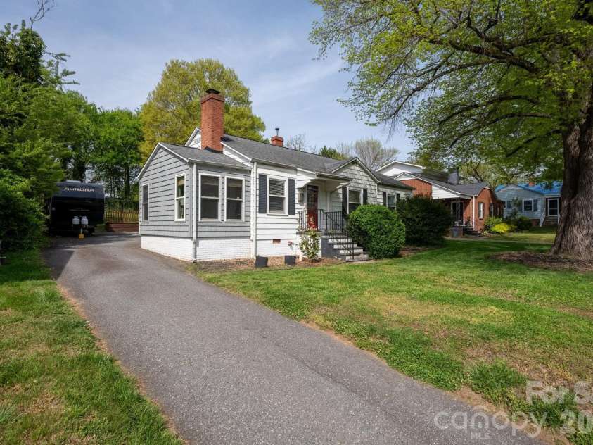 1339 11th Street, Hickory, NC 28601.  MLS# CAR4356709, YatesRealty ID 26428. 