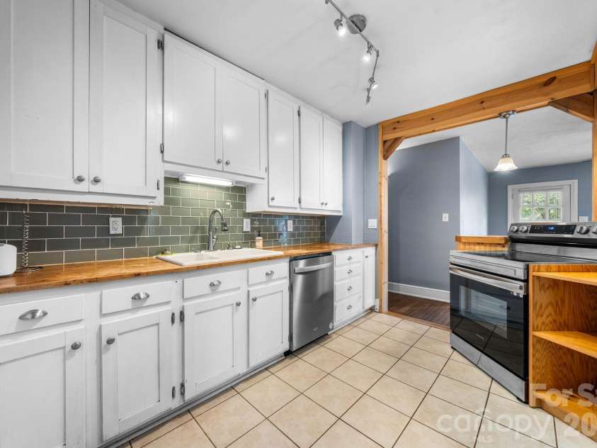 1339 11th Street, Hickory, NC 28601.  MLS# CAR4356709, YatesRealty ID 26428. 