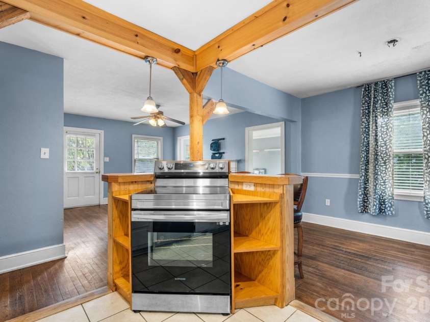 1339 11th Street, Hickory, NC 28601.  MLS# CAR4356709, YatesRealty ID 26428. 