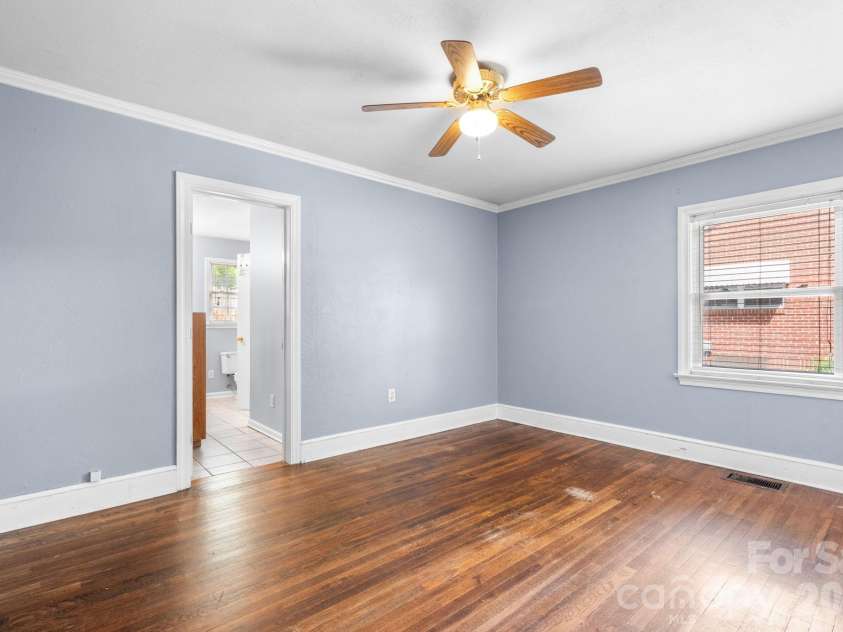1339 11th Street, Hickory, NC 28601.  MLS# CAR4356709, YatesRealty ID 26428. 