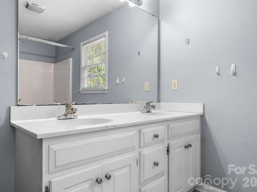 1339 11th Street, Hickory, NC 28601.  MLS# CAR4356709, YatesRealty ID 26428. 