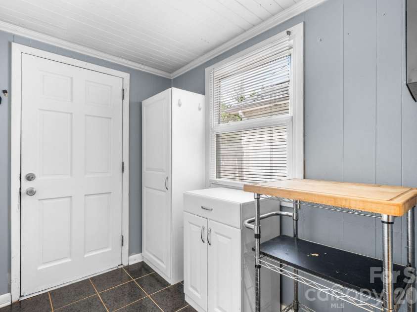 1339 11th Street, Hickory, NC 28601.  MLS# CAR4356709, YatesRealty ID 26428. 
