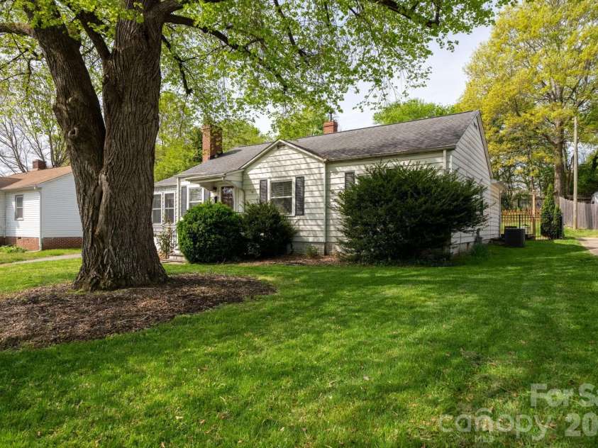 1339 11th Street, Hickory, NC 28601.  MLS# CAR4356709, YatesRealty ID 26428. 