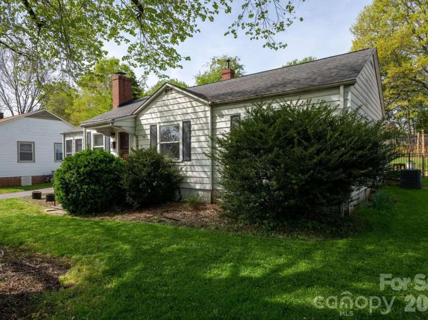 1339 11th Street, Hickory, NC 28601.  MLS# CAR4356709, YatesRealty ID 26428. 