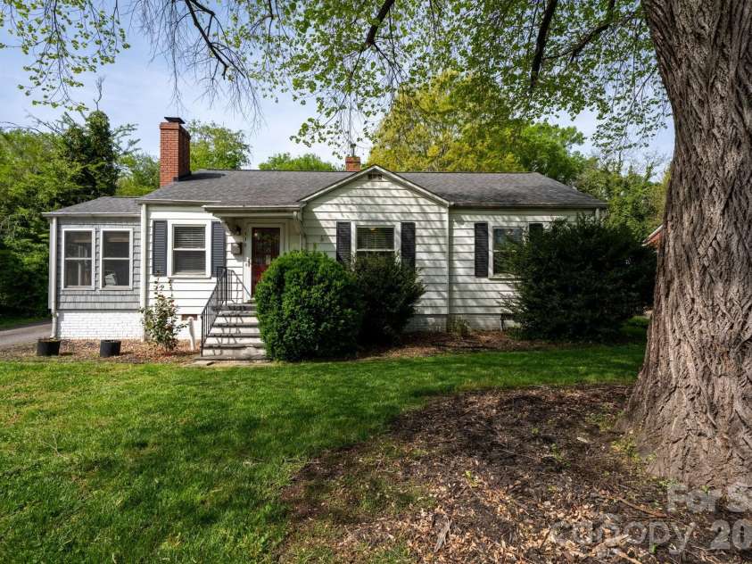 1339 11th Street, Hickory, NC 28601.  MLS# CAR4356709, YatesRealty ID 26428. 