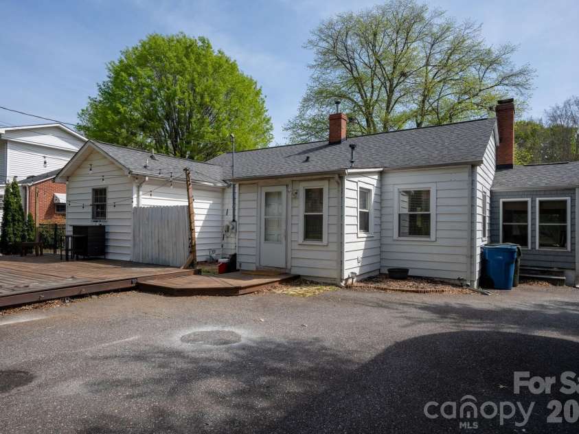 1339 11th Street, Hickory, NC 28601.  MLS# CAR4356709, YatesRealty ID 26428. 