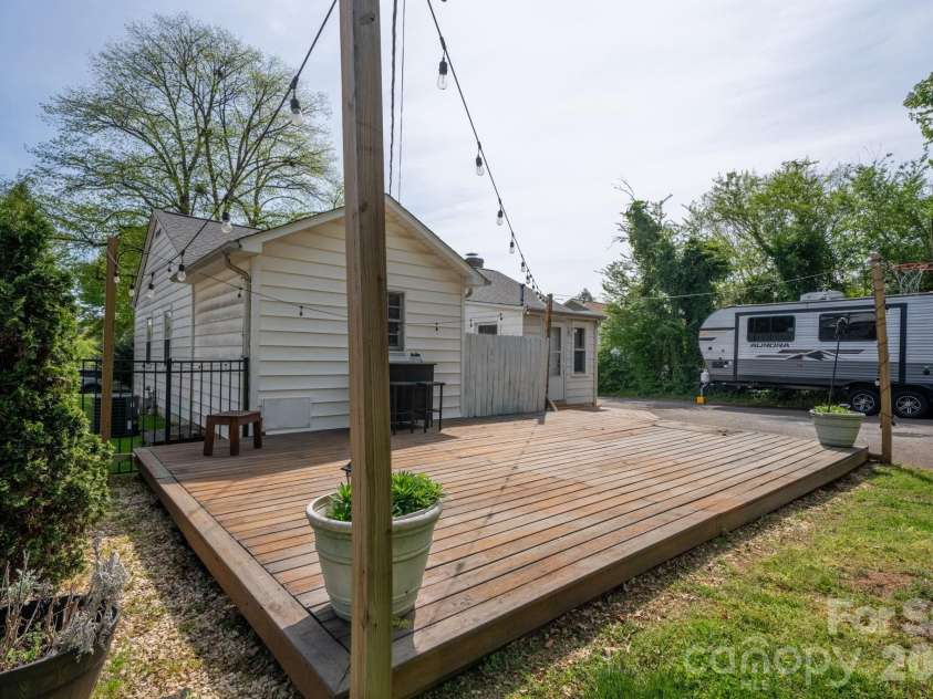 1339 11th Street, Hickory, NC 28601.  MLS# CAR4356709, YatesRealty ID 26428. 