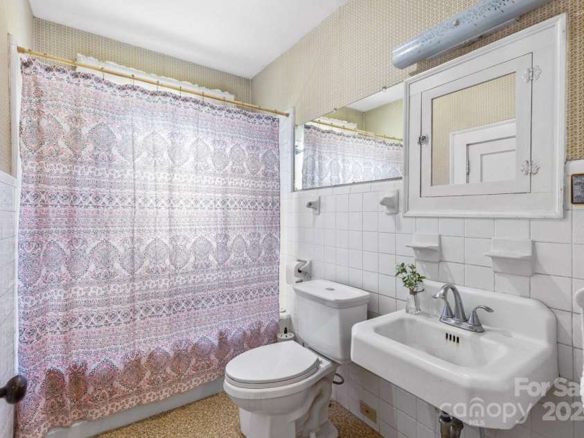 160 Mclean Road, Weaverville, NC 28787.  MLS# CAR4277668, YatesRealty ID 26429. Main Level Full Bath