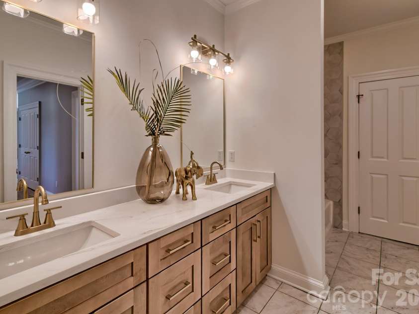 1252 Morning Shore Drive, Lexington, SC 29072.  MLS# CAR4313174, YatesRealty ID 2643. En Suite Bathroom #3
