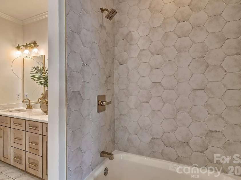 1252 Morning Shore Drive, Lexington, SC 29072.  MLS# CAR4313174, YatesRealty ID 2643. Remodeled Double Vanities and tile shower