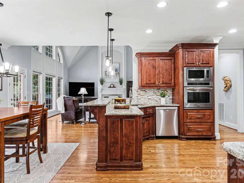 1233 Silver Arrow Court, Fort Mill, SC 29715.  MLS# CAR4386403, YatesRealty ID 26430. Kitchen