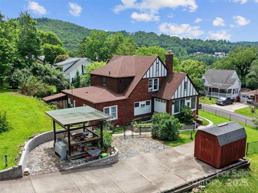 159 Pine Avenue, Spruce Pine, NC 28777.  MLS# CAR4282568, YatesRealty ID 26430. 