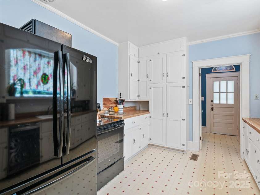 159 Pine Avenue, Spruce Pine, NC 28777.  MLS# CAR4282568, YatesRealty ID 26430. 