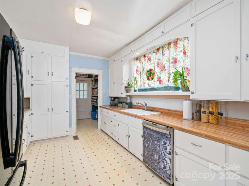 159 Pine Avenue, Spruce Pine, NC 28777.  MLS# CAR4282568, YatesRealty ID 26430. 