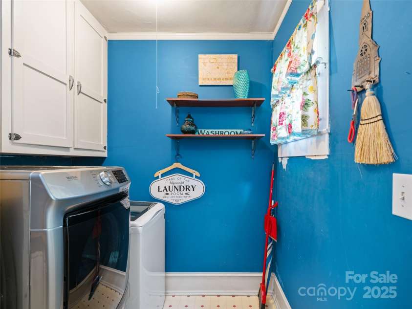 159 Pine Avenue, Spruce Pine, NC 28777.  MLS# CAR4282568, YatesRealty ID 26430. 