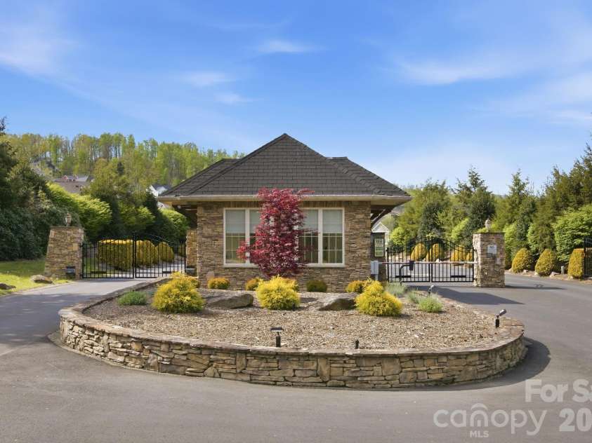 82 Blacksmith Run Drive, Hendersonville, NC 28792.  MLS# CAR4363924, YatesRealty ID 26434. 