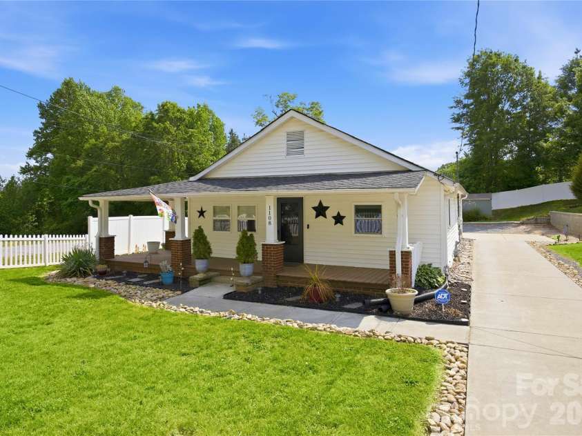 1108 Skyland Street, Kannapolis, NC 28083.  MLS# CAR4373272, YatesRealty ID 26437. Expansive Corner Lot