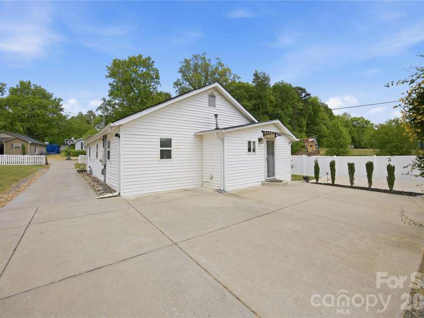 1108 Skyland Street, Kannapolis, NC 28083.  MLS# CAR4373272, YatesRealty ID 26437. Large Parking area
