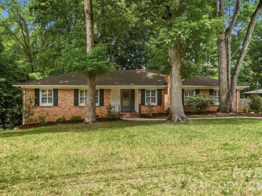 6535 Burlwood Road, Charlotte, NC 28211.  MLS# CAR4387113, YatesRealty ID 26438. 