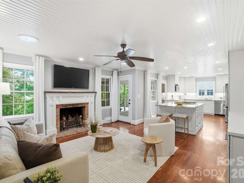 6535 Burlwood Road, Charlotte, NC 28211.  MLS# CAR4387113, YatesRealty ID 26438. 