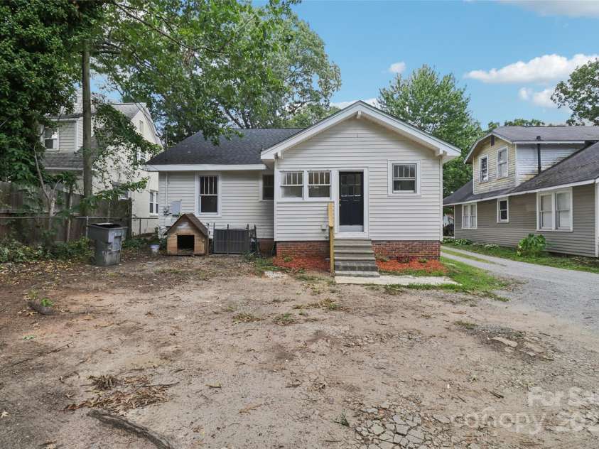 417 Willow Street, Gastonia, NC 28034.  MLS# CAR4281774, YatesRealty ID 26439. 