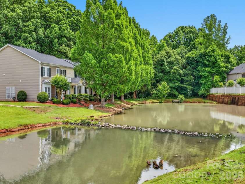 751 Plaza Walk Drive, Charlotte, NC 28215.  MLS# CAR4384832, YatesRealty ID 26439. 