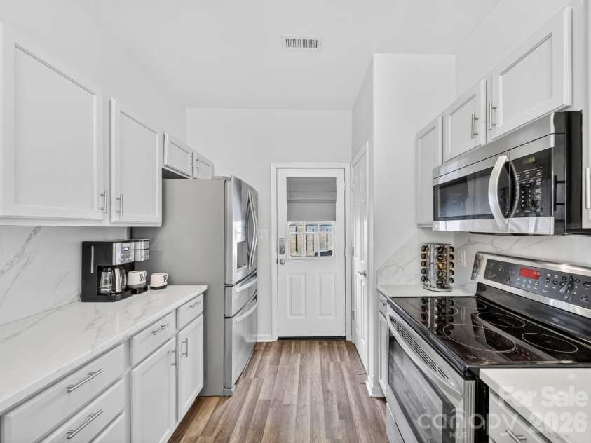 751 Plaza Walk Drive, Charlotte, NC 28215.  MLS# CAR4384832, YatesRealty ID 26439. 