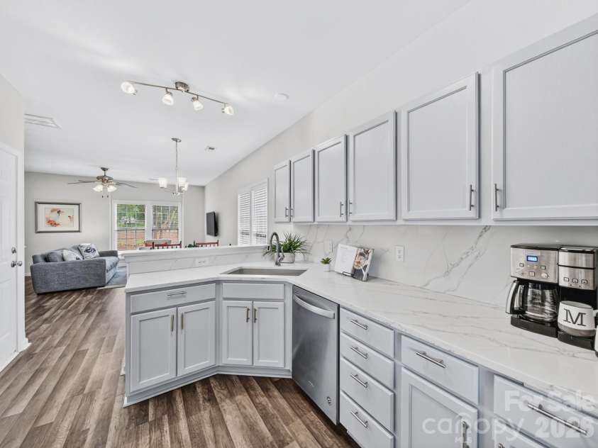 751 Plaza Walk Drive, Charlotte, NC 28215.  MLS# CAR4384832, YatesRealty ID 26439. 