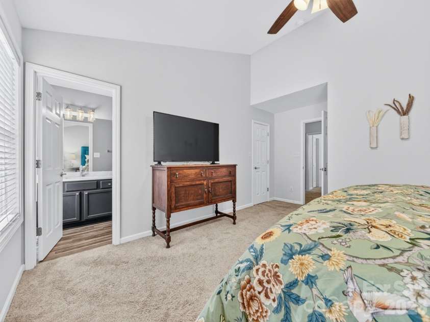 751 Plaza Walk Drive, Charlotte, NC 28215.  MLS# CAR4384832, YatesRealty ID 26439. 