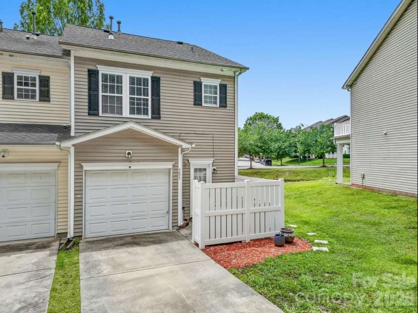 751 Plaza Walk Drive, Charlotte, NC 28215.  MLS# CAR4384832, YatesRealty ID 26439. 