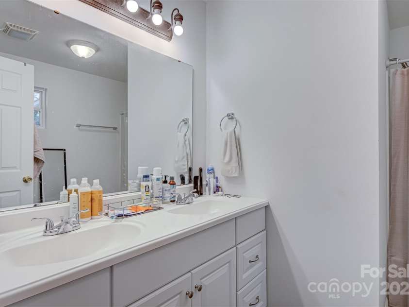 1275 32nd Street, Conover, NC 28613.  MLS# CAR4282714, YatesRealty ID 26441. 