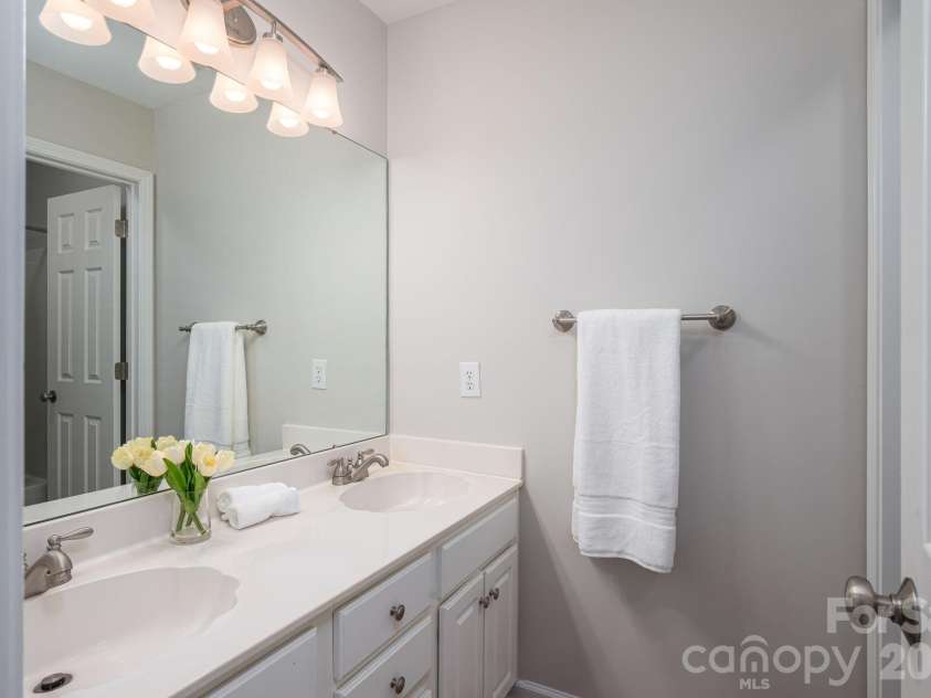 20131 Tailwind Lane, Cornelius, NC 28031.  MLS# CAR4381128, YatesRealty ID 26441. Bathroom # 2
