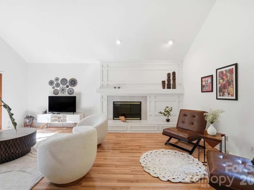 7045 Burlwood Road, Charlotte, NC 28211.  MLS# CAR4383881, YatesRealty ID 26443. 