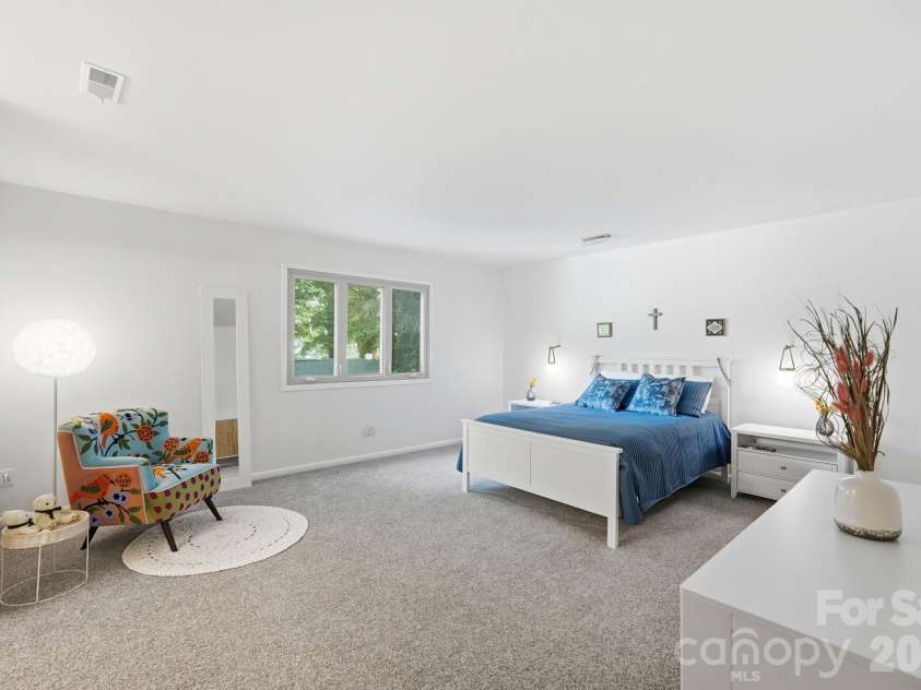 7045 Burlwood Road, Charlotte, NC 28211.  MLS# CAR4383881, YatesRealty ID 26443. 
