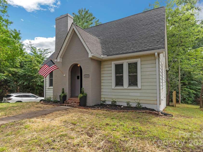 1421 12th Street Drive, Hickory, NC 28601.  MLS# CAR4279563, YatesRealty ID 26444. 