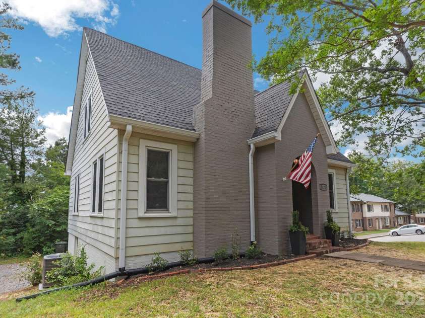 1421 12th Street Drive, Hickory, NC 28601.  MLS# CAR4279563, YatesRealty ID 26444. 