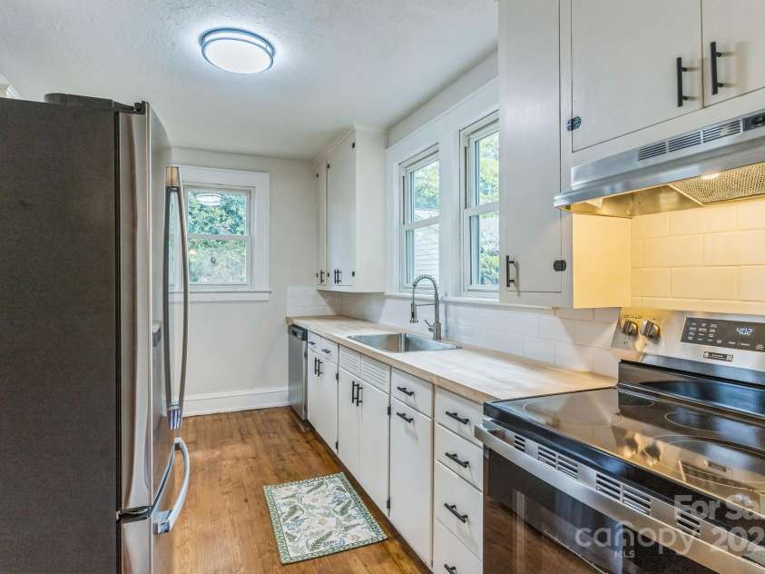 1421 12th Street Drive, Hickory, NC 28601.  MLS# CAR4279563, YatesRealty ID 26444. 