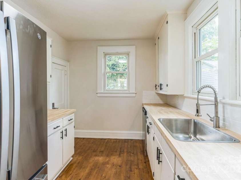 1421 12th Street Drive, Hickory, NC 28601.  MLS# CAR4279563, YatesRealty ID 26444. 