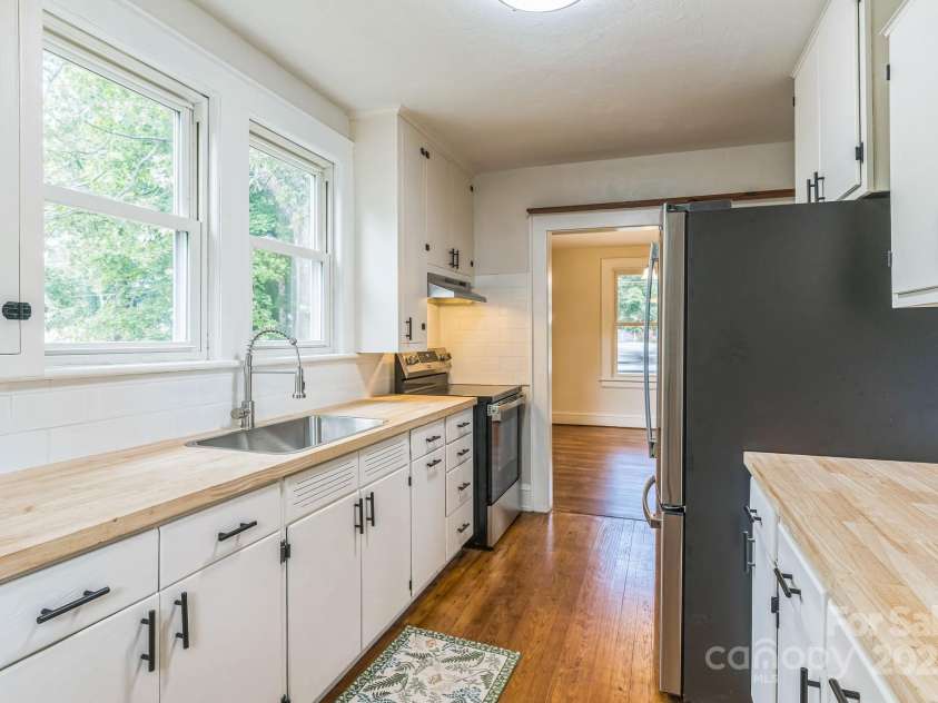 1421 12th Street Drive, Hickory, NC 28601.  MLS# CAR4279563, YatesRealty ID 26444. 