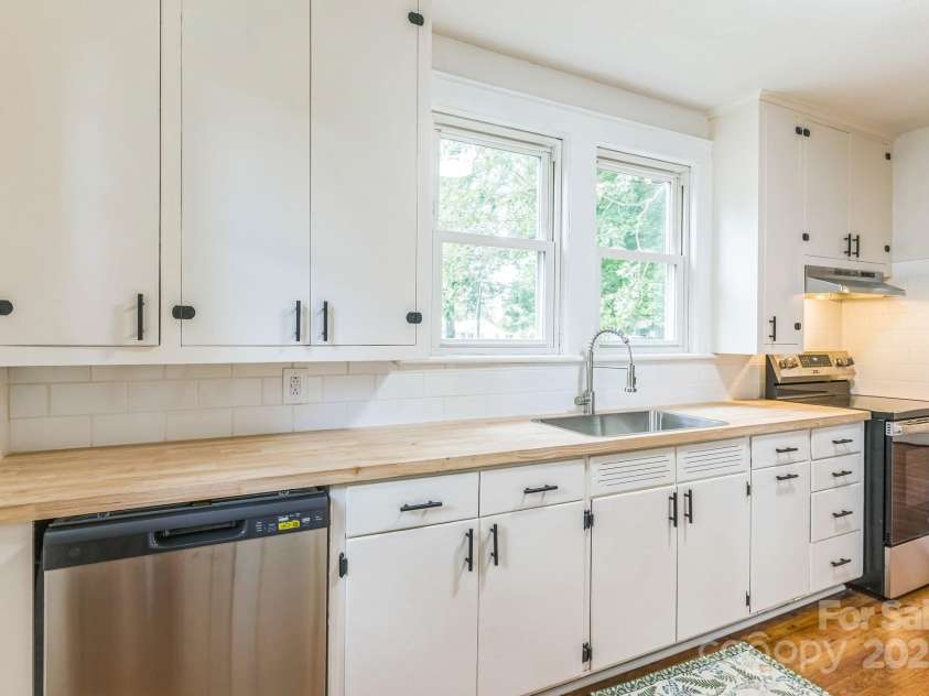 1421 12th Street Drive, Hickory, NC 28601.  MLS# CAR4279563, YatesRealty ID 26444. 