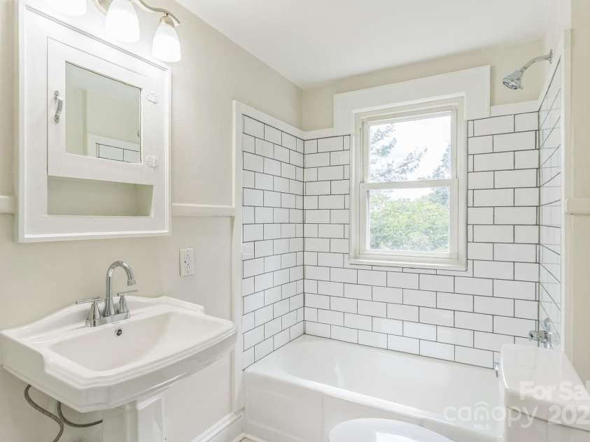 1421 12th Street Drive, Hickory, NC 28601.  MLS# CAR4279563, YatesRealty ID 26444. 