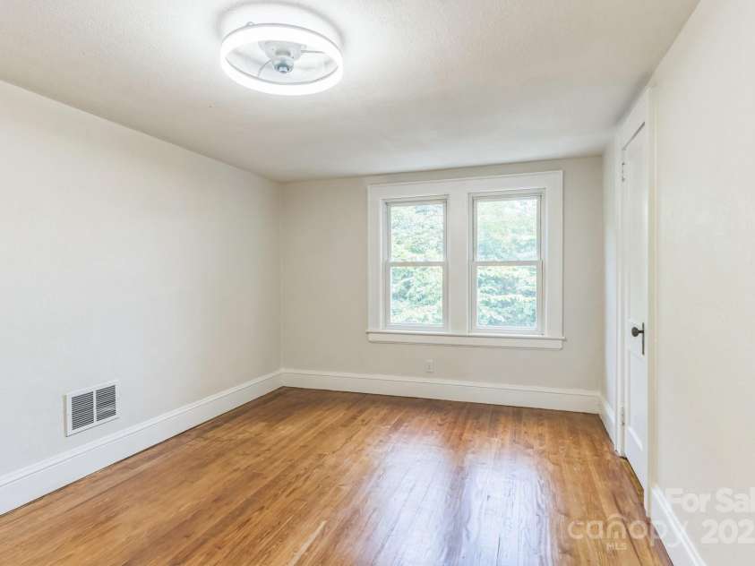 1421 12th Street Drive, Hickory, NC 28601.  MLS# CAR4279563, YatesRealty ID 26444. 